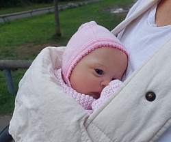 Das ist die kleine Lou bei Ela in der Bauchtrage