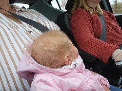Mia Rose schaut Tante Ela beim Autofahren zu