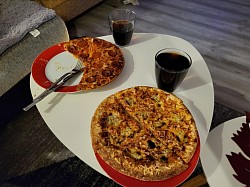 Ela und ich gönnen uns erstmal eine Tiefkühlpizza