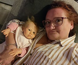 Amy Rose schläft und Mia und ich kuscheln noch etwas.