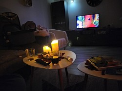 Ela und ich schauen gemütlich einen Weihnachtsfilm