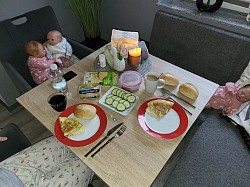 Erstmal gemütlich Frühstücken bevor es zur Messe geht.